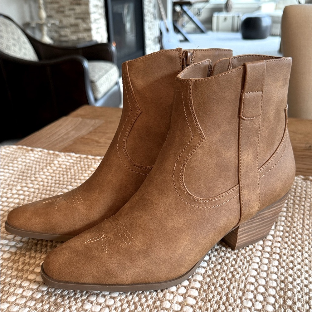 NWOT Dolce Vita Tan Ankle Boots 9